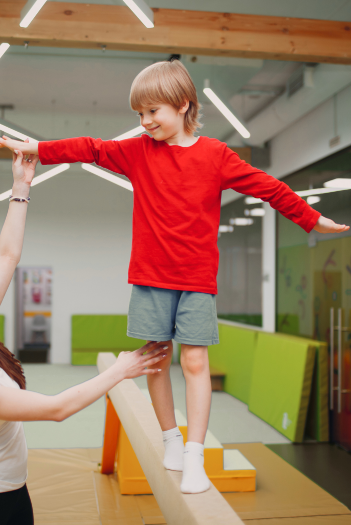 Junge balanciert auf einem Schwebebalken - Turnen beim TSG Berlin Steglitz
