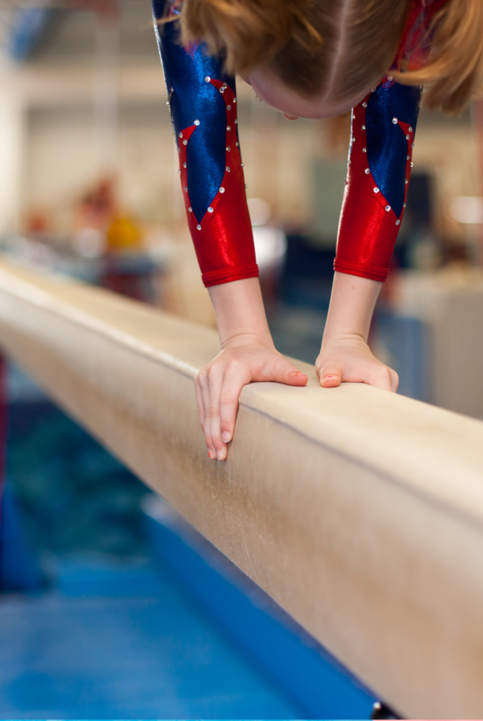 Turnerin auf dem Schwebebalken